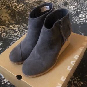 Toms Avery Forged Iron Microfiber wedge booties 8.5